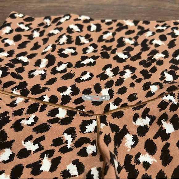 Aerie Leopard Print Crossover Biker Shorts - Picture 5 of 6